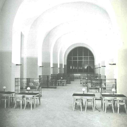 67/82 San Pietro Martire in Napoli 1977/1982 La grande sala destinata a sala di lettura durante lo smontaggio