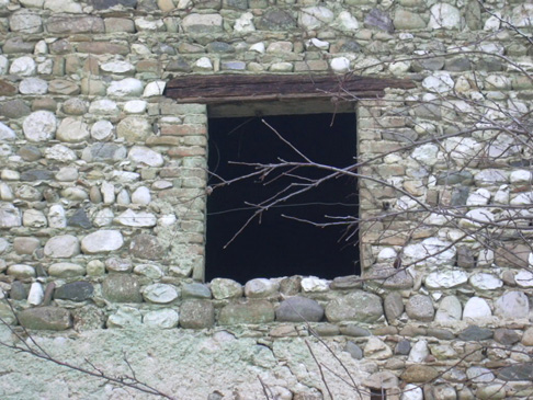 Zugliano 03, Tipologia: edificio isolato H. LineaGronda: 6,4 N. Piani: 2 StatoCons: rovina Prospetto Ovest sul cortile interno N. Ingressi: 1 N.