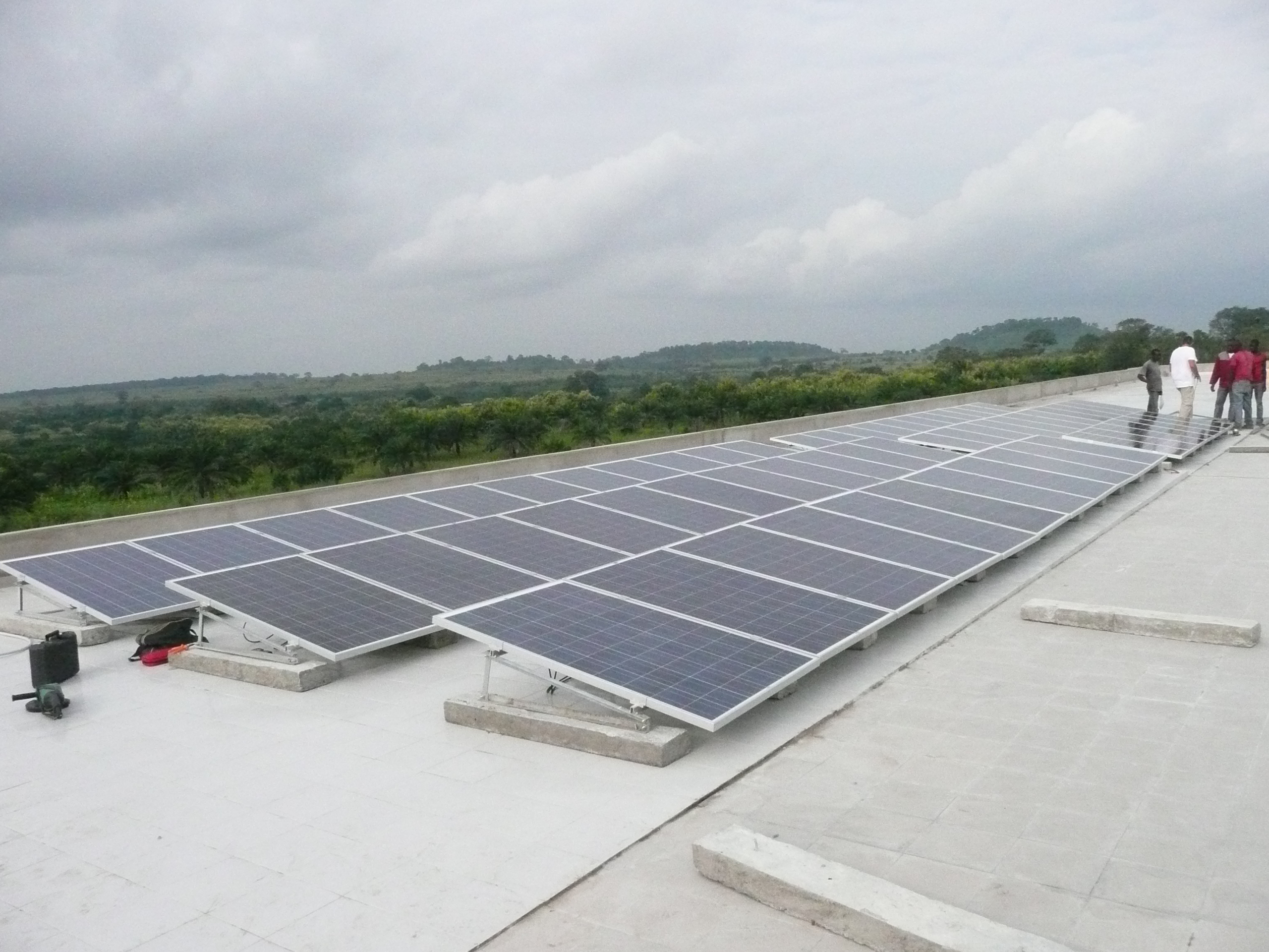 REALIZZAZIONI Luogo: Applicazione: Tipo di sistema: Potenza: Autonomia: Njombe (Tanzania) Edificio privato HyREI non connesso alla rete Fotovoltaico da 15,00 kwp +