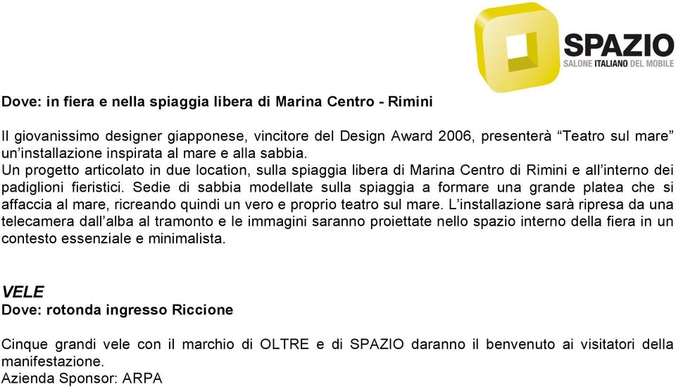 Sedie di sabbia modellate sulla spiaggia a formare una grande platea che si affaccia al mare, ricreando quindi un vero e proprio teatro sul mare.