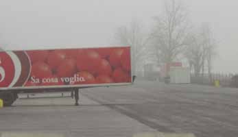 L INDAGINE Un immagine del Cedi de Il Gigante a Bresso (Mi) Il gate d ingresso del centro distributivo di Esselunga a Pioltello (Mi) Alcuni bancali abbandonati nell area del Cedi de Il Gigante 13