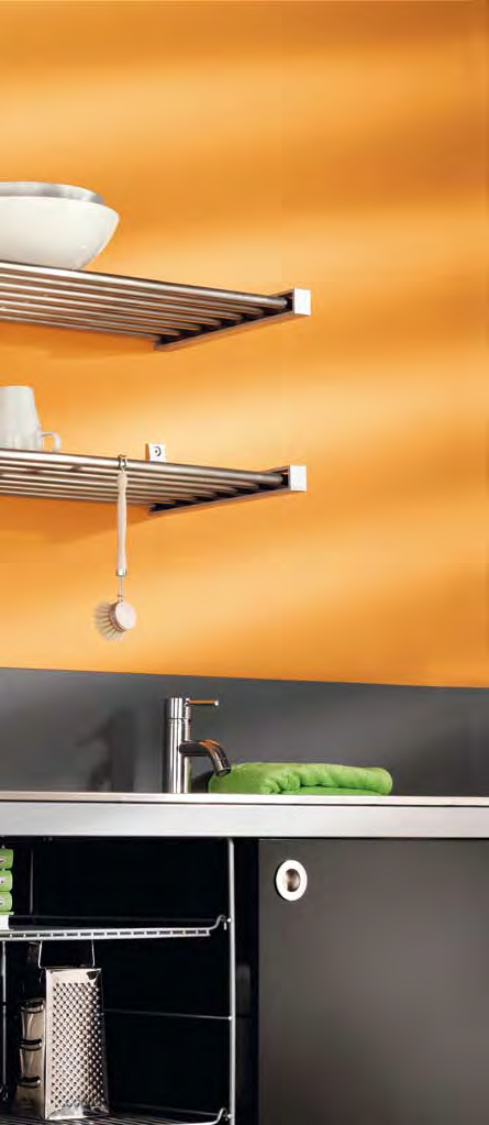 SUMO TUBE Sistema di ripiani con supporto in metallo completo di accessori per la realizzazione di librerie, pareti attrezzate e pensili cucina.