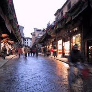 LUOGO: Firenze di sera. - esterno - notte Costa S. Giorgio, Palazzo Pitti, Pte. Vecchio sono luoghi davanti cui Tom pedala. Sul Ponte. c`è la bottega del sarto Slowear. - medio Sinfonia di Firenze.