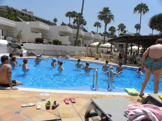 PISCINE Al Gran Tinerfe sono presenti 3 piscine: la piscina relax climatizzata (vedi foto sopra) che si trova al piano inferiore rispetto alle camere e alla hall, è accessibile ai clienti con