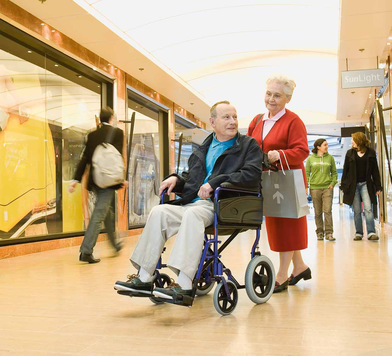 Alu Lite PIEGHEVOLE STANDARD Leggerezza e dimensioni contenute Invacare Alu Lite è la carrozzina da transito, con telaio in alluminio a struttura leggera, espressamente progettata e costruita per