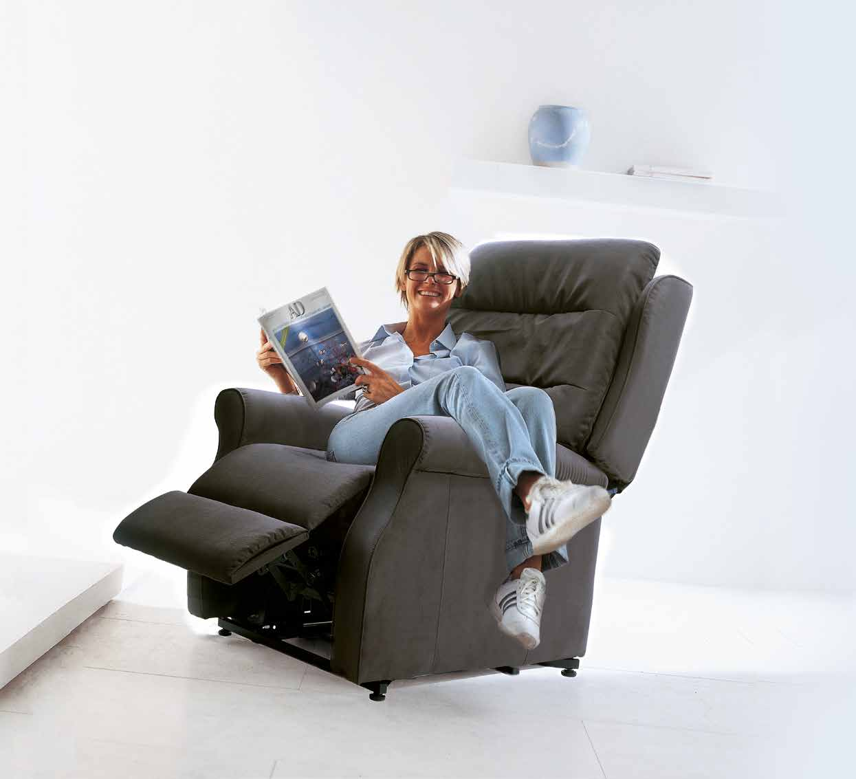 Madison Plus Massimo Comfort Invacare offre un'ampia gamma di soluzioni per chi desidera rilassarsi stando comodamente sdraiato o per chi ha la necessità di alzarsi in piena autonomia.