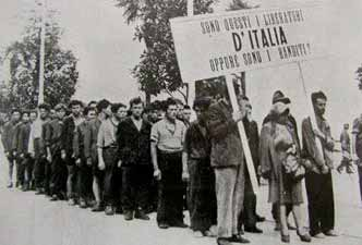 Tullio Del Grande I compagni portano a valle i resti di Tullio Del Grande combattente della Divisione Valtoce.