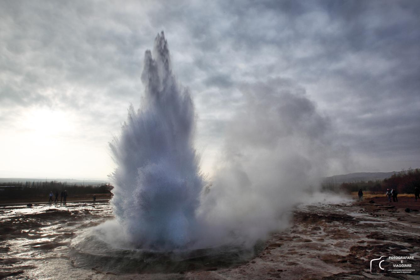 In soli 9 giorni potremo avvicinarci ai luoghi più impressionanti di un paese conosciuto come l'isola di ghiaccio e fuoco", un ambiente affascinante e selvaggio in cui è presente la terza massa di