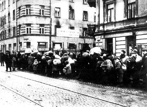 GHETTO di VARSAVIA Gruppo di ebrei in fila in attesa di entrare nel ghetto di Varsavia,