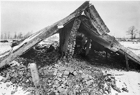 BIRKENAU LE PERSONE Il Krematorium II bombardato dai nazisti poco prima della liberazione del