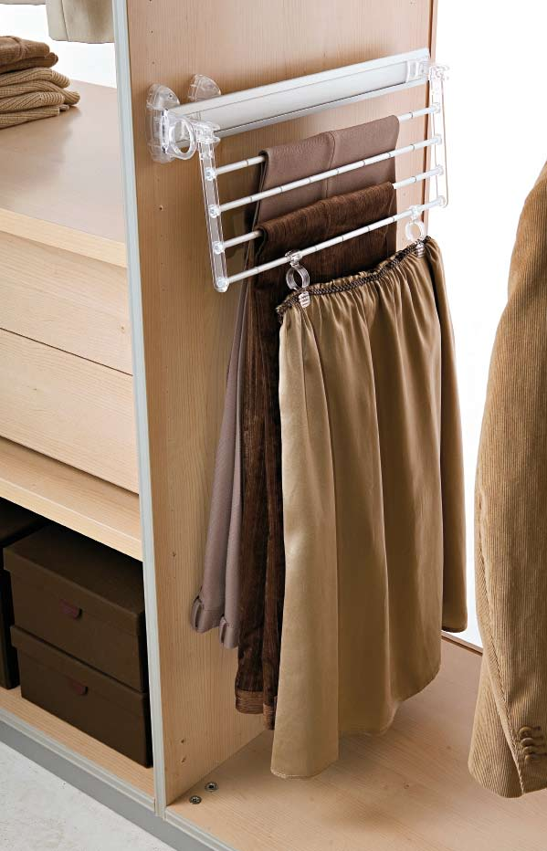 ACCESSORI PER ARMADI ACCESSORIES FOR WARDROBES Portapantaloni, portagonne (estraibile pieghevole). Misure disponibili (cm): L 48 Trousers rack, skirt rack (pull-out, folding).