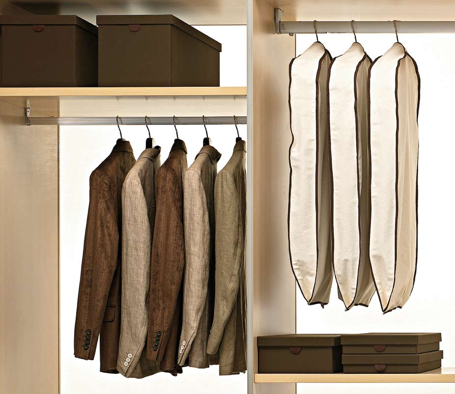 ACCESSORI PER ARMADI ACCESSORIES FOR WARDROBES Scatole con maniglie (rivestite in tela color marrone e munite di maniglia in cuoio) misure disponibili (cm): L 26 - P 51 - H 6.