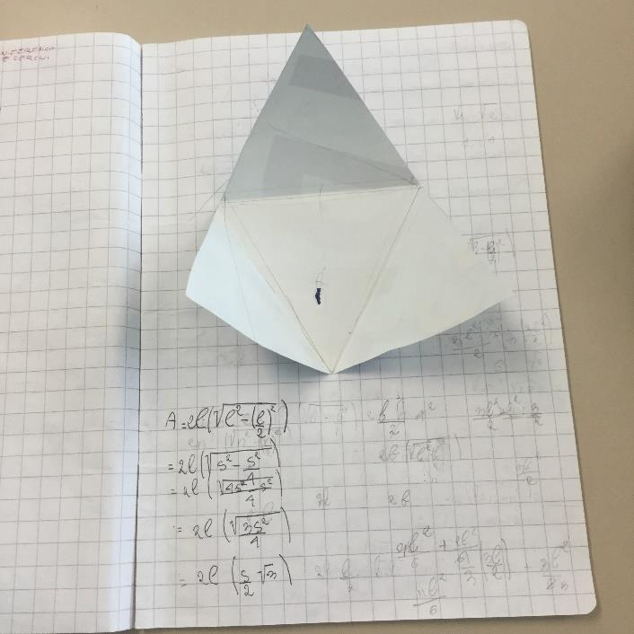 Matteo affronta il problema considerando i singoli triangoli ma nello sviluppare le formule, relative all altezza della faccia del tetraedro, inizia introducendo la lettera l per indicare il lato del