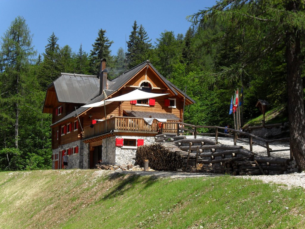 Rifugio Alpino Luigi Zacchi -Tarvisio (UD) QUARTO GIORNO Lunedì 1 Agosto Percorso: Rif. L.Zacchi 1380mt. Forcella di Mangart 2166mt. Monte Mangart 2677mt.