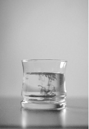 Un facile esperimento Bicchiere d acqua Colorante Velocita iniziale del