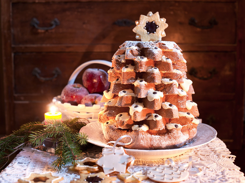 PANDORO FARCITO con crema al mascarpone Per la crema al mascarpone: 2 uova fresche 4 cucchiai di zucchero semolato 250 g di mascarpone Dividere i tuorli dagli albumi, lavorare a crema i tuorli con lo