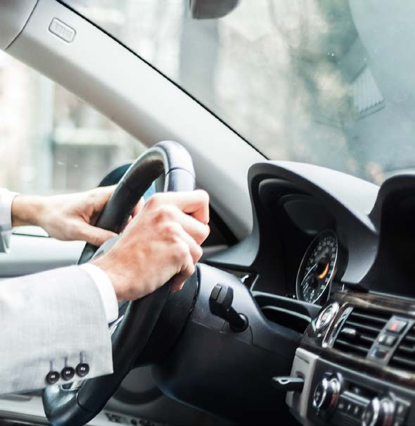 Conversare in auto Con il microfono ConnectLine indossato dall'interlocutore, ci si potrà concentrare sul viaggio.