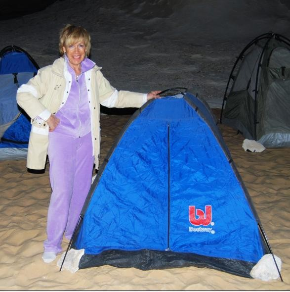 Qui, nel silenzio di questo paradiso surreale,dobbiamo trascorrere la notte, al sicuro dai fantasmi del deserto, nelle piccole tende ad igloo.