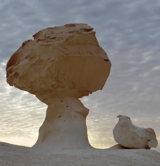 Ebbene, a poca distanza dalla famosa oasi di Bahariyah, dopo aver attraversato il deserto nero, altro spettacolo quasi i nfernale di roccia lavica, si