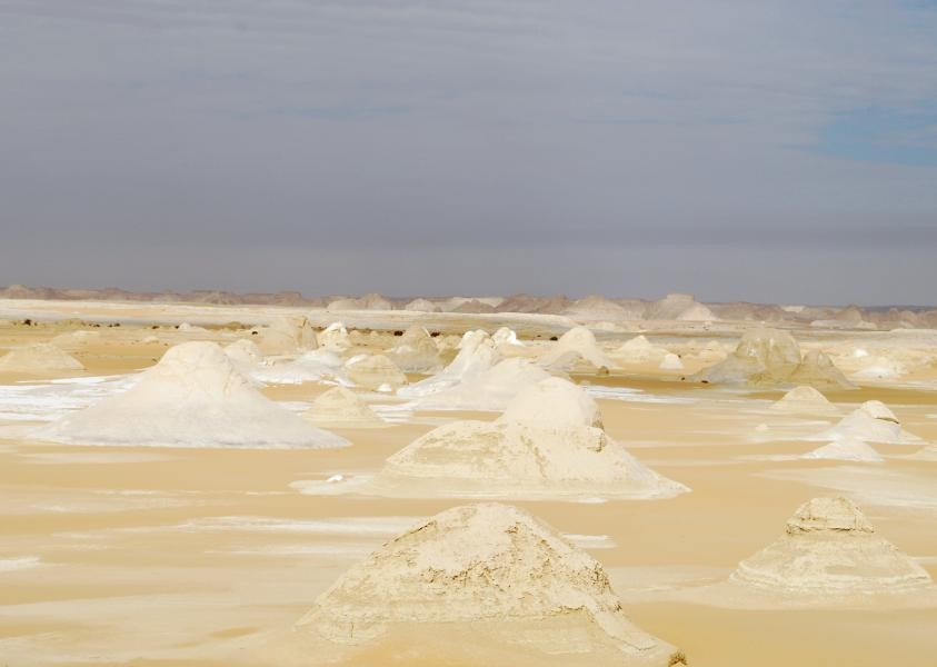 Questo deserto si è formato dopo la scomparsa delle acque interne, fa parte della depressione di Farafra, lunga ben 200 Km e il risultato voluto da