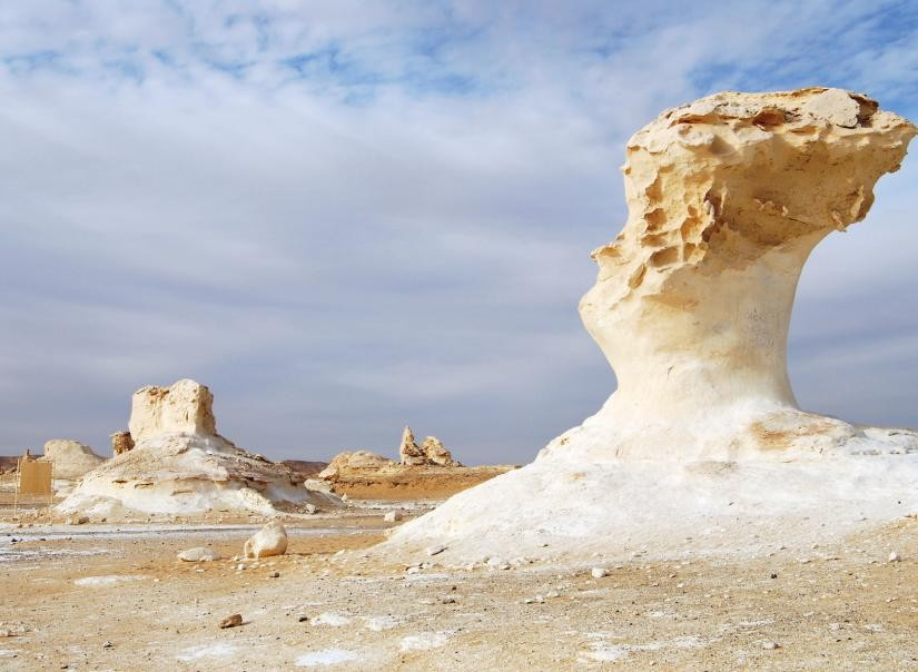 La natura pare sbizzarrirsi in giochi architettonici che incantano. La bianca pietra calcarea del suolo, rende il paesaggio unico, tale da mozzare letteralmente il respiro.