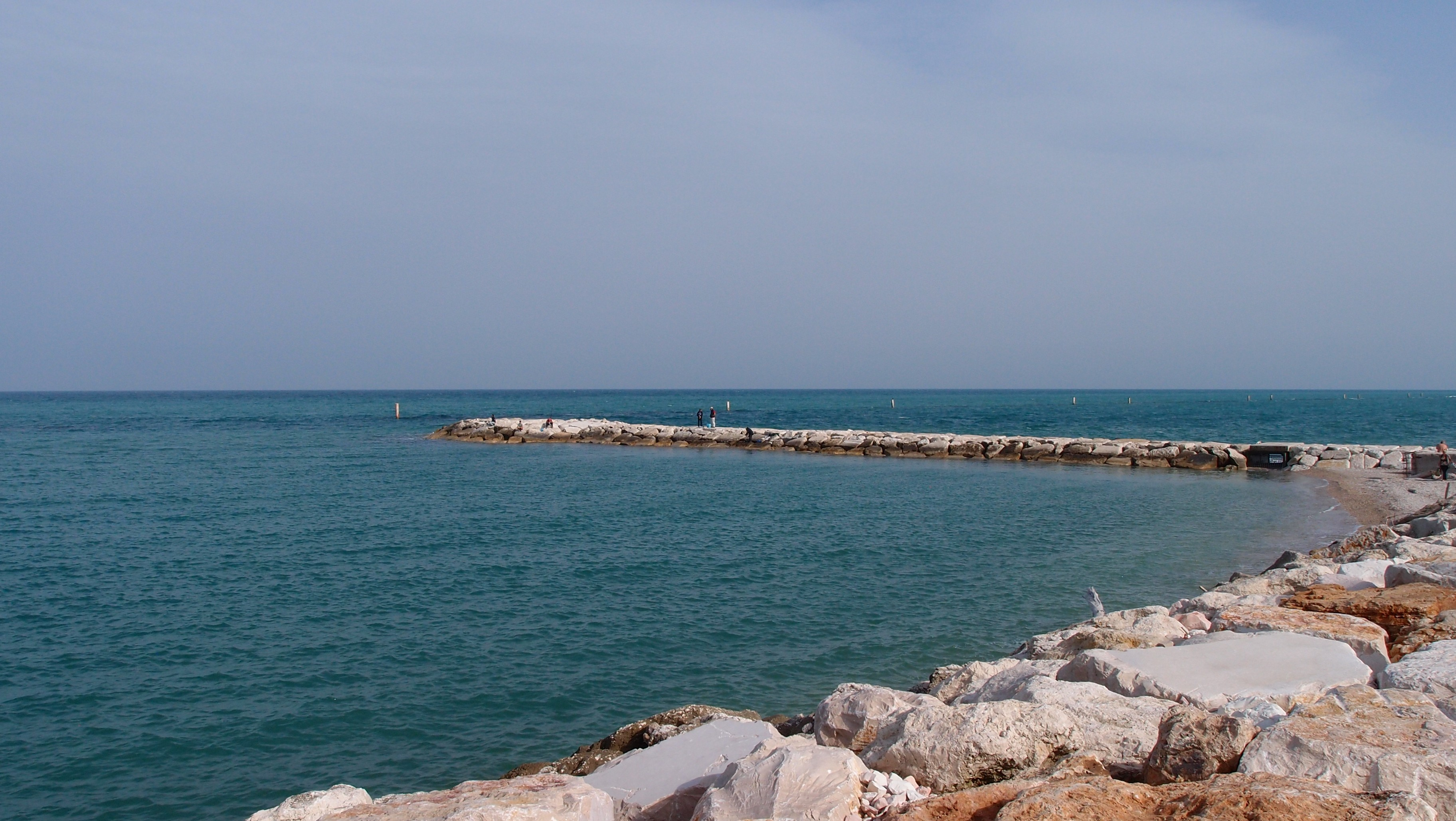 9. DOCUMENTAZIONE FOTOGRAFICA: Spiaggia di Sassonia e l ambiente antropico