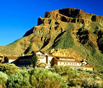 Vicino alle Roques De Garcia c'è l'unica struttura ricettiva autorizzata del Parco, l Hotel Parador de las Cañadas del Teide, in