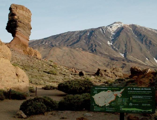 Dal Mirador si può percorrere un sentiero di sterrato per un centinaio di metri e giungere così ai piedi del caratteristico el roque Cinchado "Árbol de piedra", albero di pietra, o anche