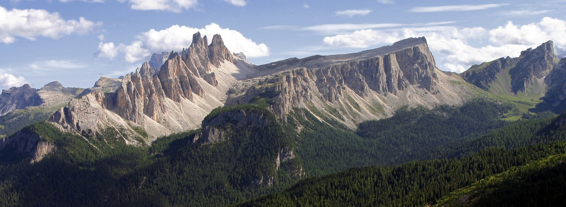 Cernera / LastoidiFormin / CrodadaLago PELMO CRODA DA LAGO Le Dolomiti costituiscono l'archetipo di una particolare tipologia di paesaggio montano definito "paesaggio dolomitico", ed il più