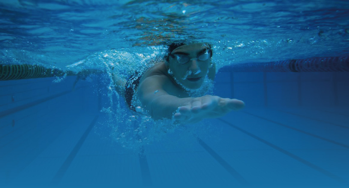 1 1. Concentrati su tecnica e qualità: molti atleti che si approcciano al nuoto in preparazione di una gara di triathlon, pensano che otterranno i migliori risultati soltanto facendo crescere di