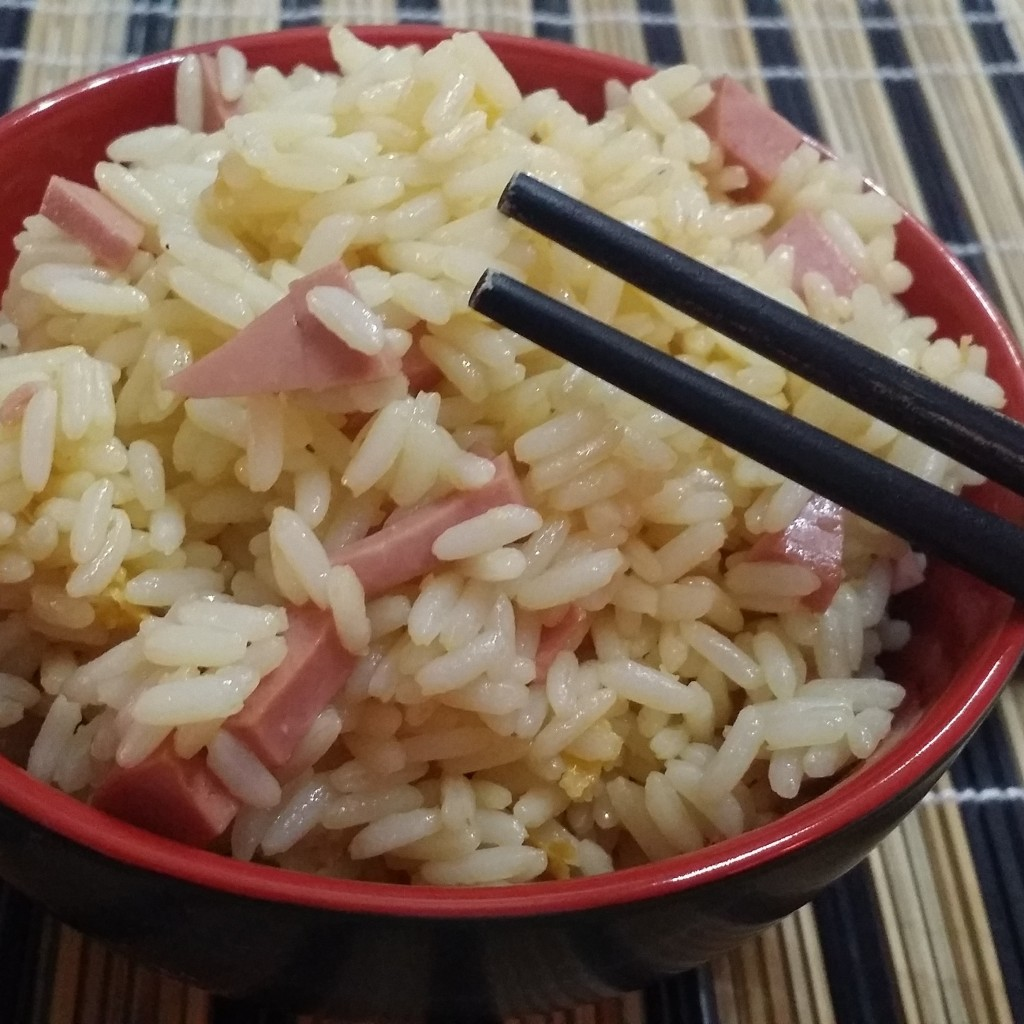Ingredienti per 2 persone: riso per insalate wustel o pancetta 2 uova prezzemolo olio e sale Ho bollito il riso per