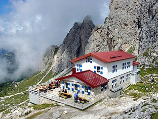 Il Vallone Lavaredo Siamo ormai in vista del Cason della Pala e, ignorato il sentiero n 119, entriamo nel bosco alternato a piccole radure, si arriva quindi ad una lapide a ricordo della costruzione