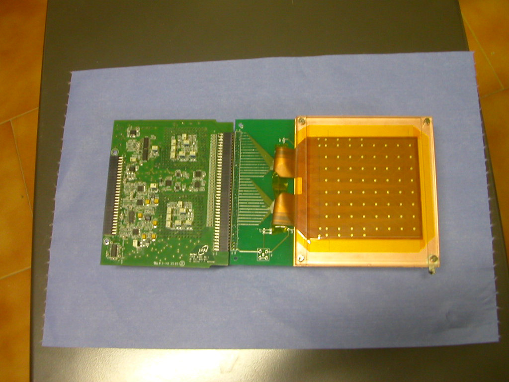 Detector Mount with Front-end board front-end board 64 - pads sensor A large area Si sensor has been mounted with FlexiblePCB for Signal Readout (by wire bonding) and Cu plate for