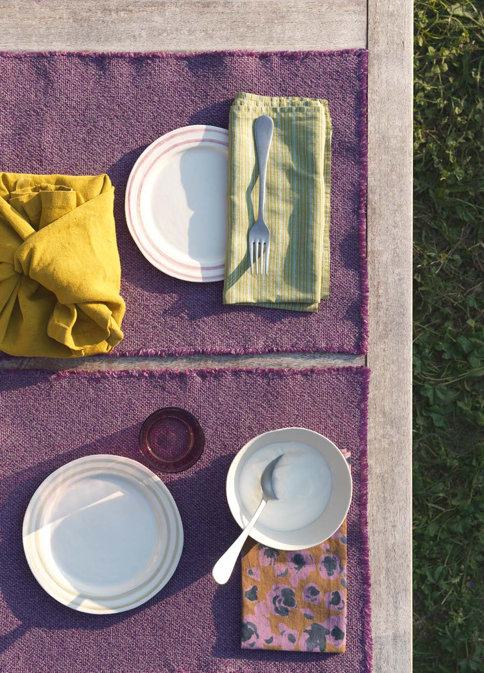 28 this page: linen canvas tablemats MAYA and printed linen and cotton napkins LITE RIGA 1 and LITE FIO 1; limoges porcelain bowl and side dishes ONDA.