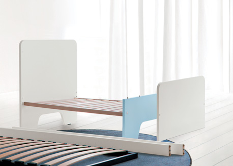 IL LETTINO TRASFORMABILE Il lettino Pop si trasforma con facilità in letto singolo di misura standard.