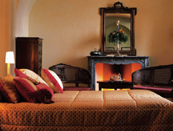 Camere e Suite Il Relais San Maurizio conta 30 camere, di cui dieci suite, ognuna con un particolare decoro, stile e atmosfera, e alcune con giardino privato.