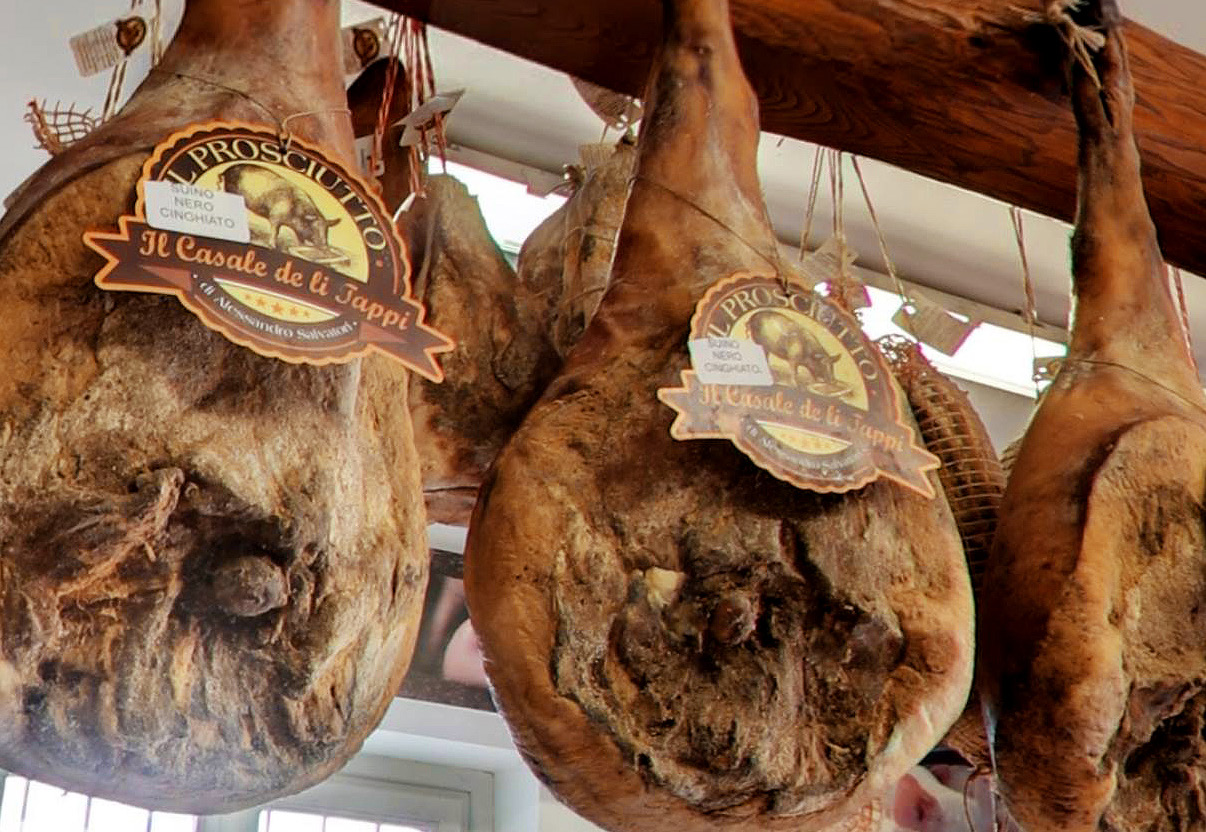 LE TRADIZIONI DI NORCIA MACELLERIA CASALE DE LI TAPPI M acelleria Norcineria Il Casale De Li Tappi di Alessandro Salvatori presso Norcia. L azienda mira alla distribuzione di prodotti locali.