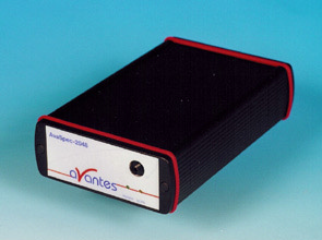 3 Spettrofotometro portatile E stato utilizzato uno spettrofotometro portatile modello AvaSpec-2048 prodotto da Avantes (fig. 3.1). Il cavo a fibre ottiche è collegato al banco ottico dello strumento.