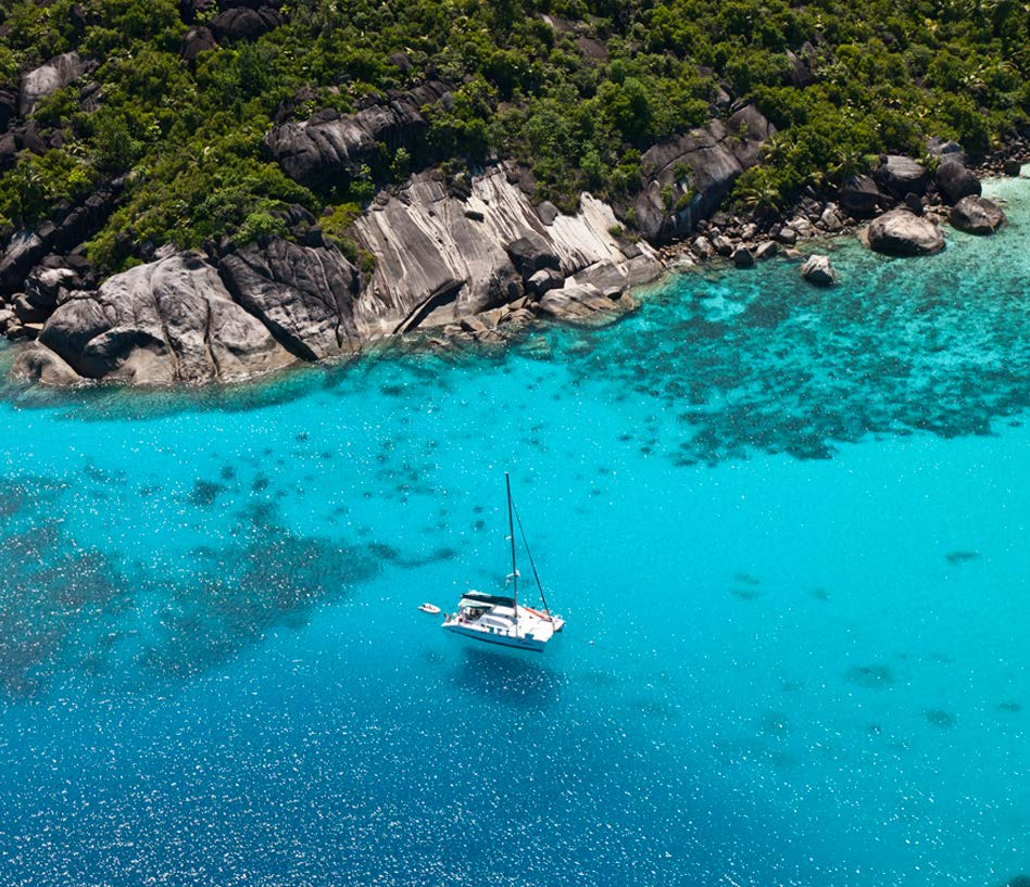 Gli appassionati di snorkeling ammireranno i magnifici fondali, circondati da tartarughe e pesci multicolori. ITINERARIO UNO SGUARDO TRA LE ISOLE Curieuse.