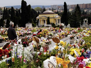 Bilancio di Sostenibilità 2004 LE RISORSE UMANE Una particolare attenzione è riservata alla sicurezza sul lavoro degli operatori cimiteriali e obitoriali.