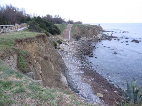 SCHEDA 05 Spiaggia Cabianca Ubicazione: Viale di Antignano Descrizione dello stato dei luoghi: La spiaggia di piccole dimensioni non può dirsi né sabbiosa né formata da scogli, in quanto risulta al