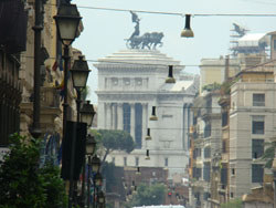 Ponte Vittorio Emanuele, v ozadju Angelska trdnjava. Ostanki Trga Forum Romanum. Ostanki Trga Forum Romanum. Na Trgu Venezia se nahaja Spomenik Vittoriu Emanuele II.