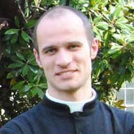 Don Matteo Pini è nato a Cremona il 1 aprile 1974 ed è stato ordinato sacerdote il 14 giugno 2008 mentre risiedeva a Regona di Pizzighettone.