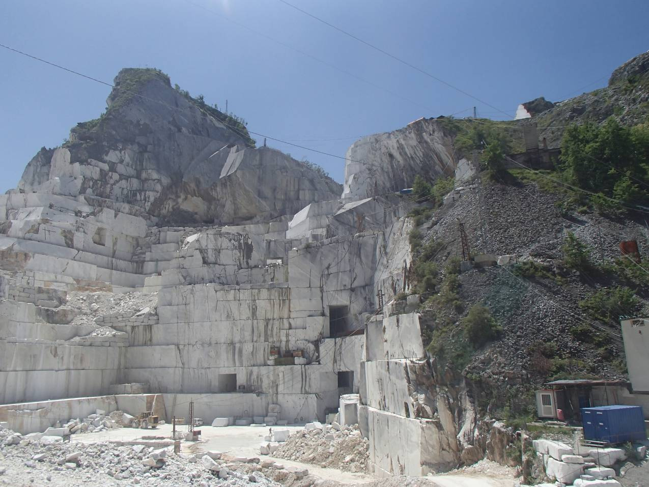 Nell area N-NE del Bacino (Cima di Gioia e Venedreta) si passa quindi dai Grezzoni, affioranti lungo il crinale subito a nord della cava Venedreta 167, al Marmo dolomitico, con sequenze carbonatiche