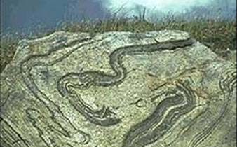ORIGINE Rocce sottoposte a diverse condizioni di P e T, subiscono dei processi che alterano il loro equilibrio fisico e/o chimico allo stato solido Roccia originaria
