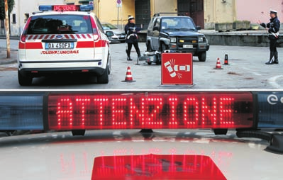 POLIZIA MUNICIPALE Comune di Prato messa in sicurezza in caso di incidente La sicurezza delle persone e delle cose nella circolazione stradale è lo scopo particolare che la