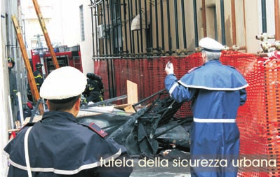 POLIZIA MUNICIPALE Comune di Prato La tutela della sicurezza urbana è uno dei compiti essenziali di Agenti e Ufficiali di Polizia Municipale.