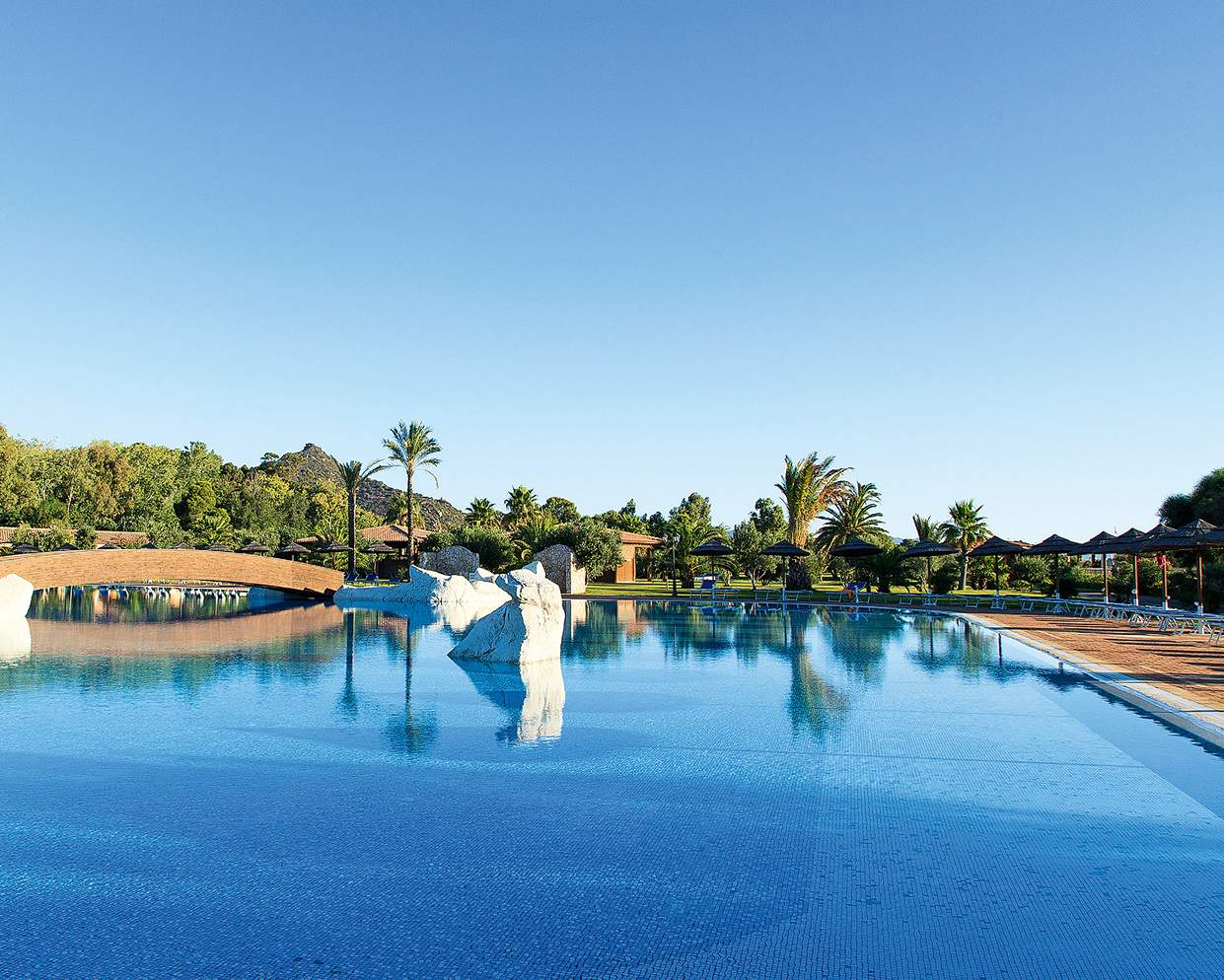 SeaClub Hotel Garden Beach 93 POSIZIOne A Cala Sinzias, affacciato su una spiaggia di sabbia bianca e finissima su un terreno completamente pianeggiante, dove ampi prati e piante tropicali ospitano