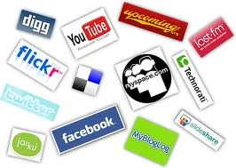 SOCIAL NETWORK Un servizio di rete sociale, o servizio di social network, consiste in una struttura informatica che gestisce nel Web le reti basate su relazioni sociali.