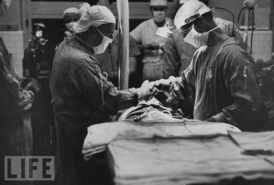 Un po di storia Dopo il successo del 1953 le successive operazioni fallirono Chirurghi autorevoli enunciarono la teoria del "sick human heart" (la cardiotomia rende il cuore incapace di sostenere lo